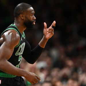 世界杯直播下载-传球进化中！杰伦·布朗送出12次助攻 创常规赛生涯纪录